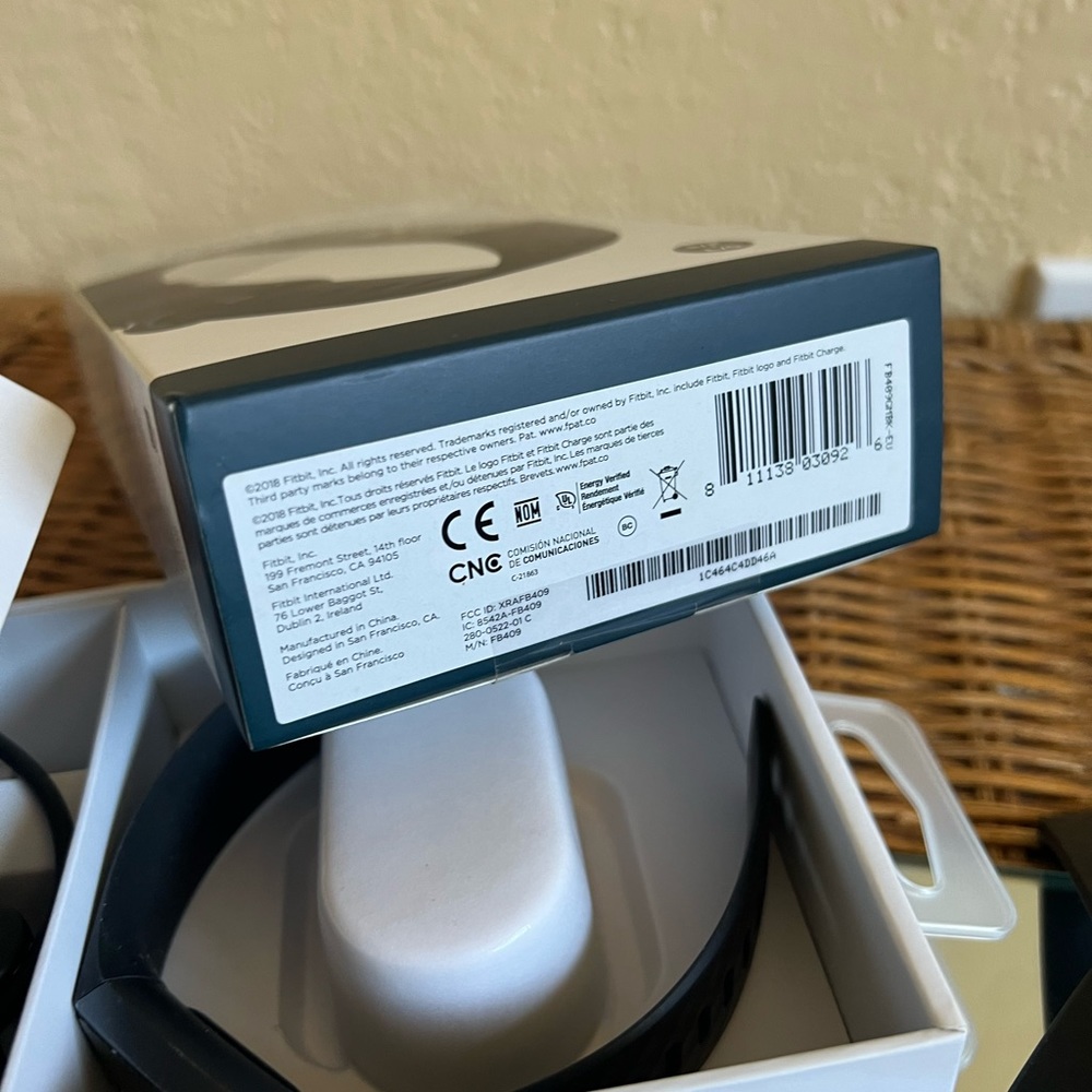 New in box Fitbit charge 3 black - Picture 3 of 9